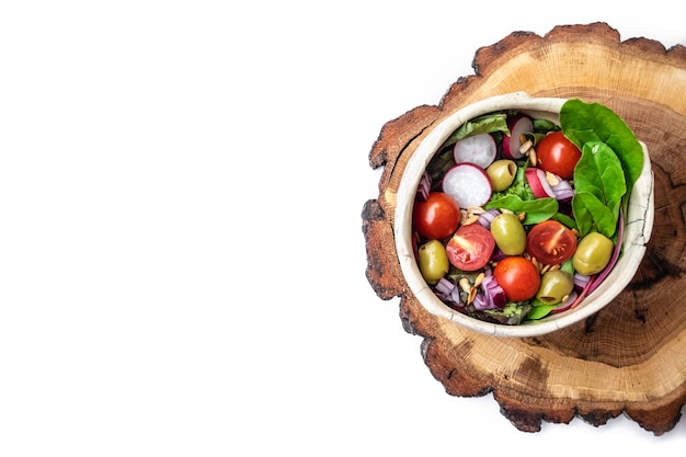 Miska čerstvého jedla na drevenom stole